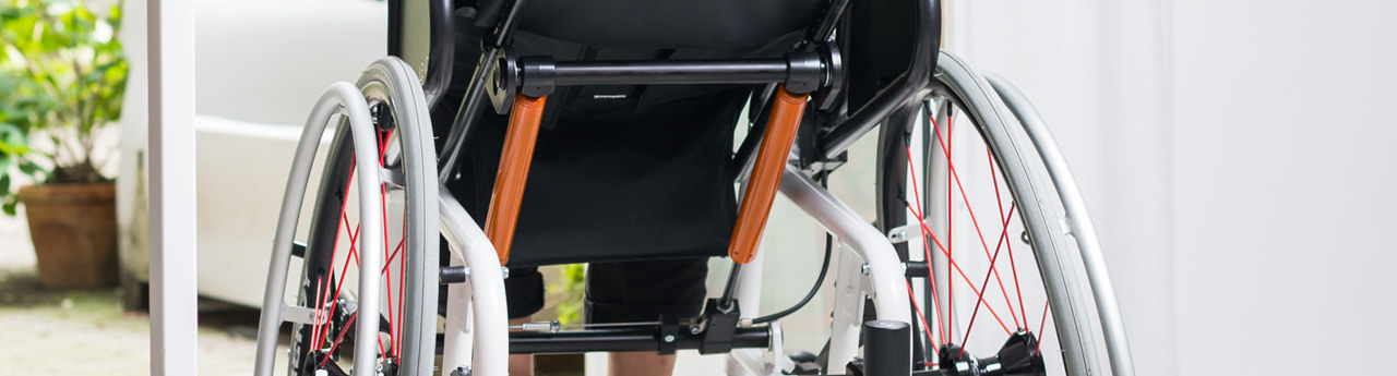 Wheelchair with variable height and tilt adjustment of the seat area thanks to SUSPA pneumatic springs